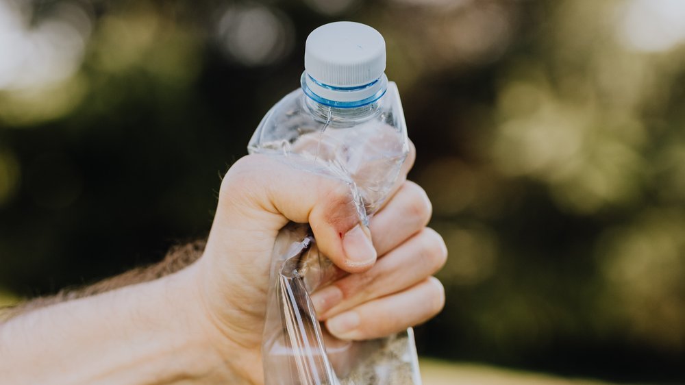 plastikflasche als bewässerung